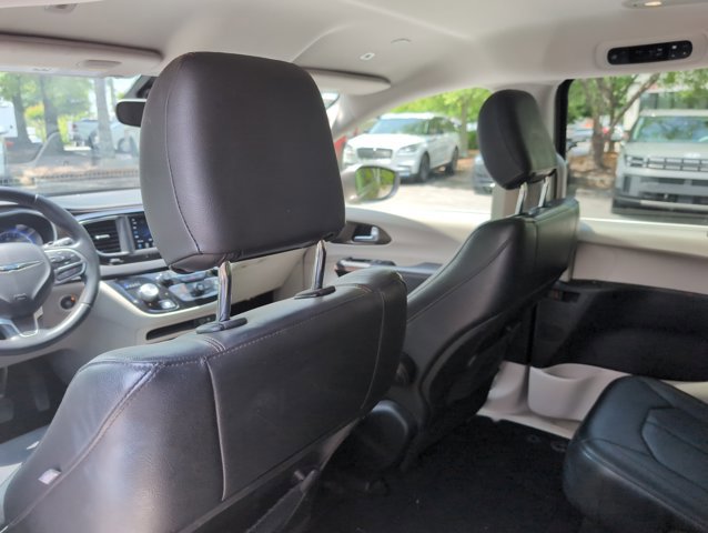 Used 2018 Chrysler Pacifica Touring-L FWD image 16