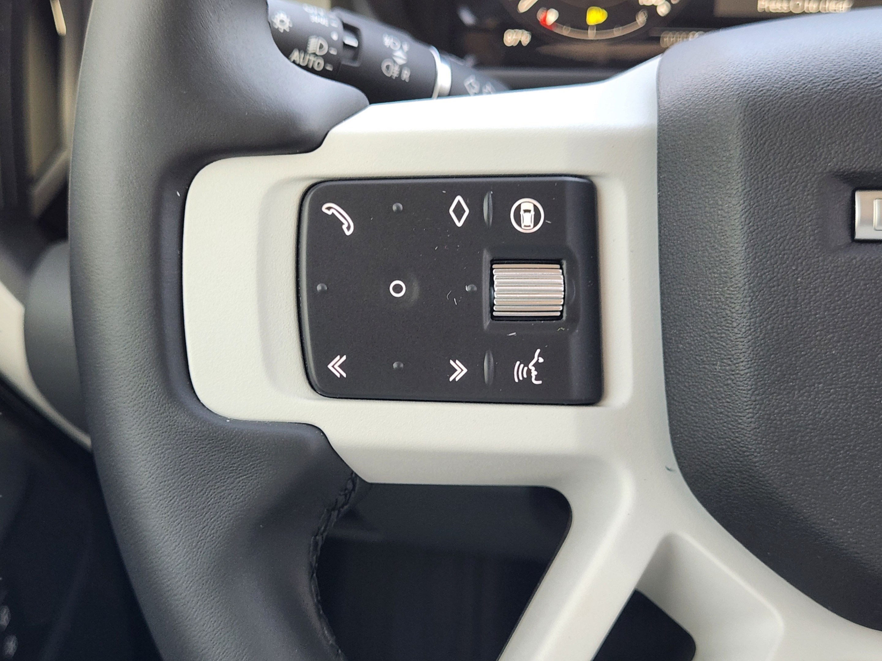 New 2026 Land Rover Defender 110 X-Dynamic SE AWD/4WD image 29