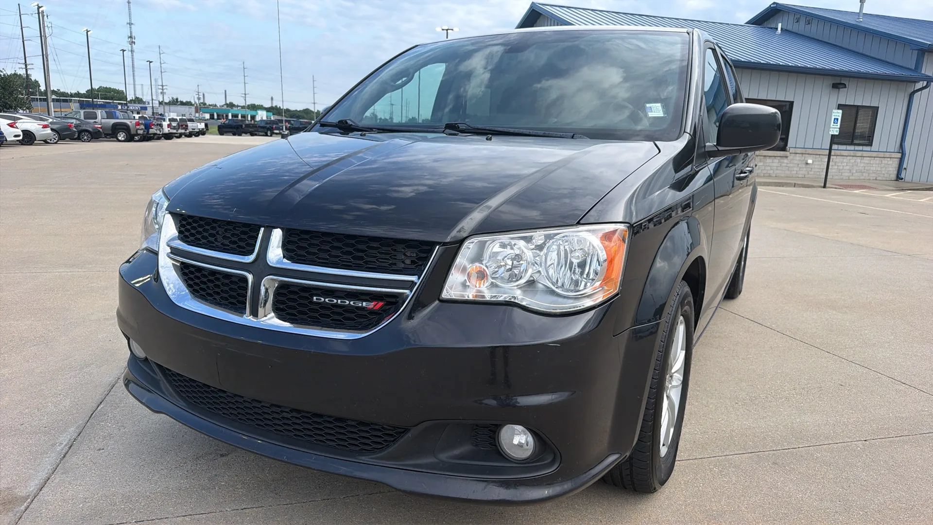 Used 2019 Dodge Grand Caravan SXT w/ Driver Convenience Group FWD image 4