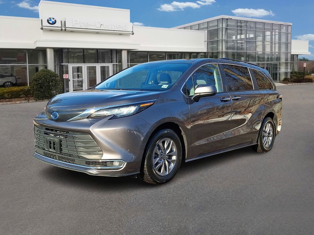 Used 2022 Toyota Sienna XLE image 1