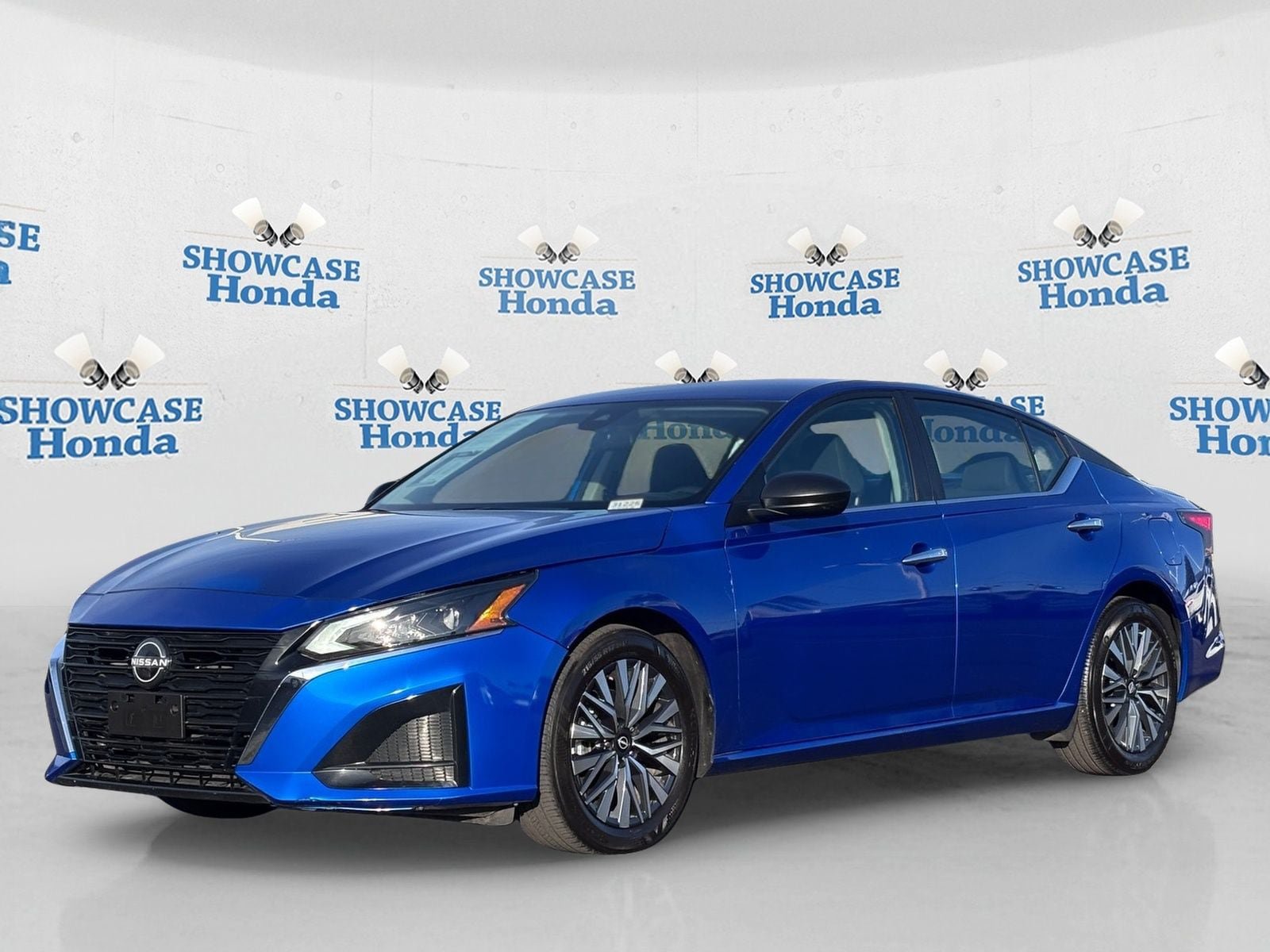 Used 2025 Nissan Altima 2.5 SV FWD image 2