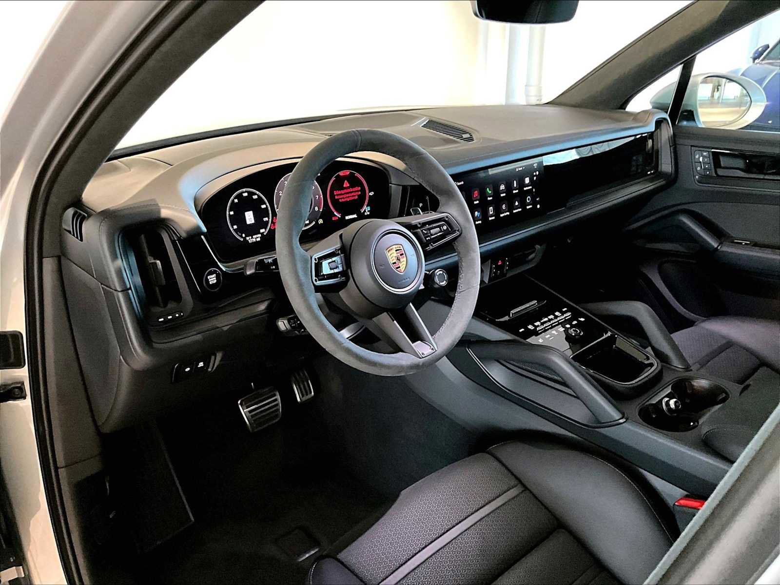 Used 2025 Porsche Cayenne GTS w/ Premium Package image 7