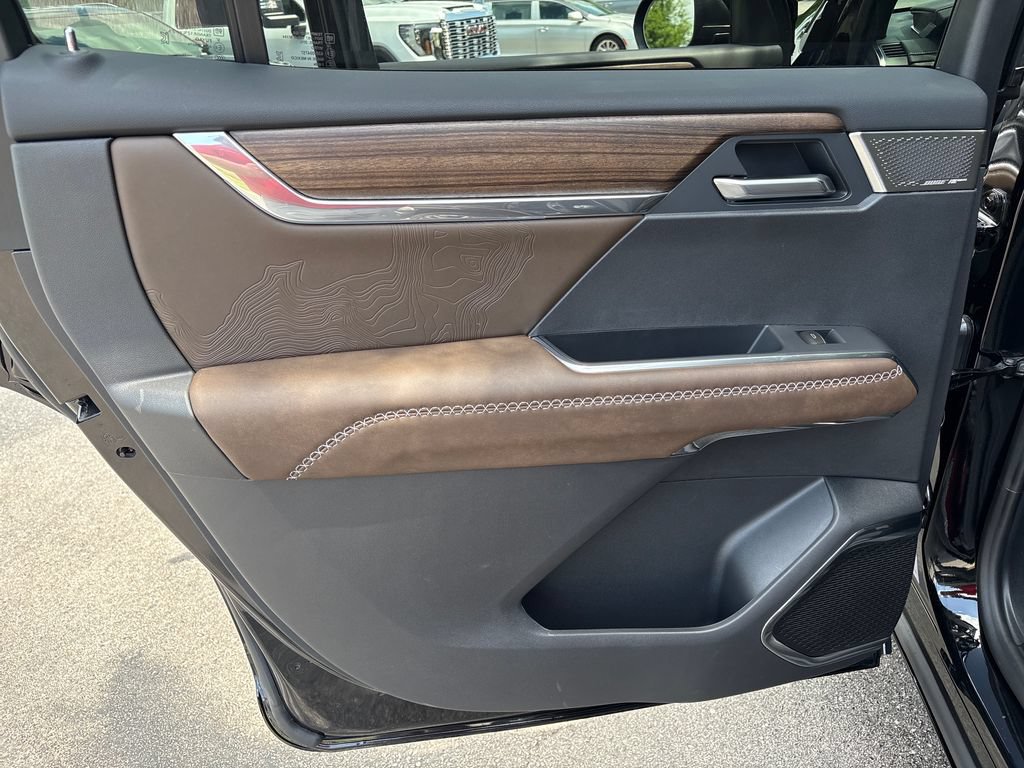 New 2026 GMC Acadia Denali Ultimate w/ LPO, Floor Liner Package AWD/4WD image 39