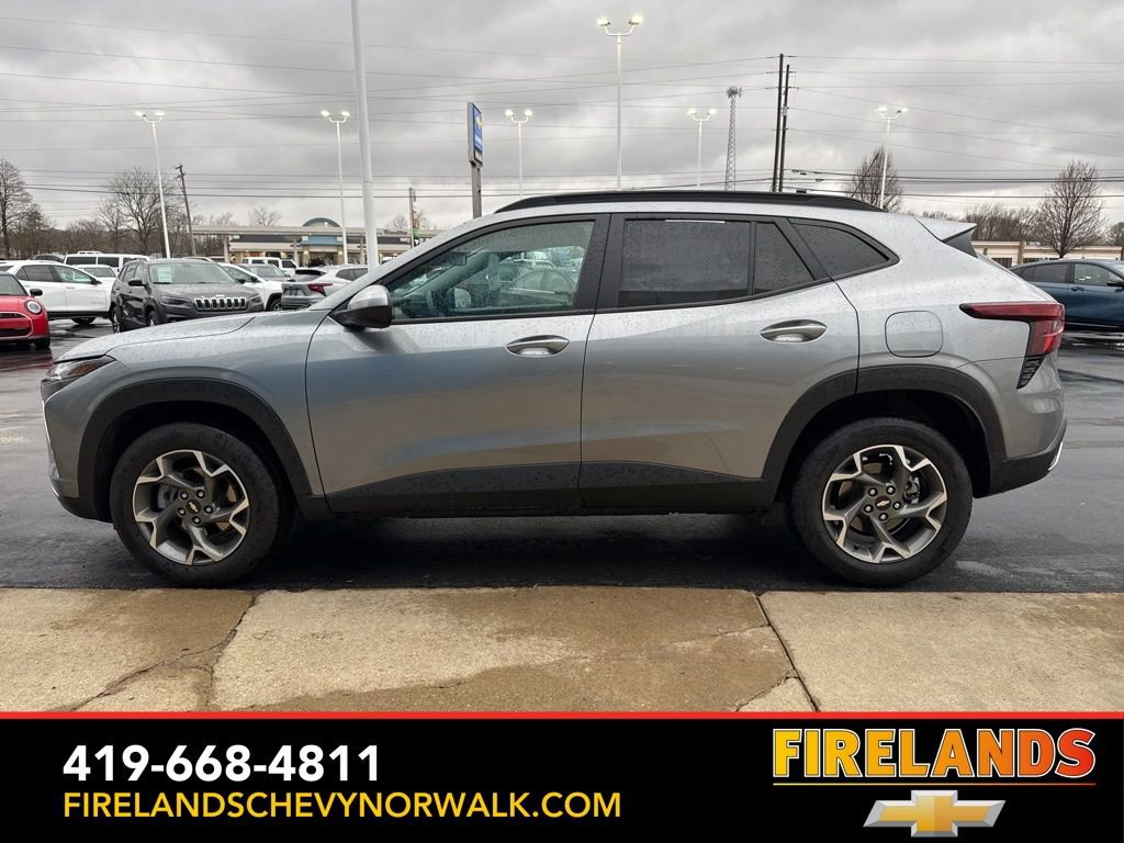 Used 2025 Chevrolet Trax LT w/ LT Convenience Package image 4