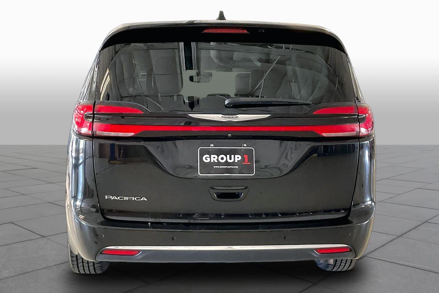 Used 2024 Chrysler Pacifica Touring-L FWD image 4