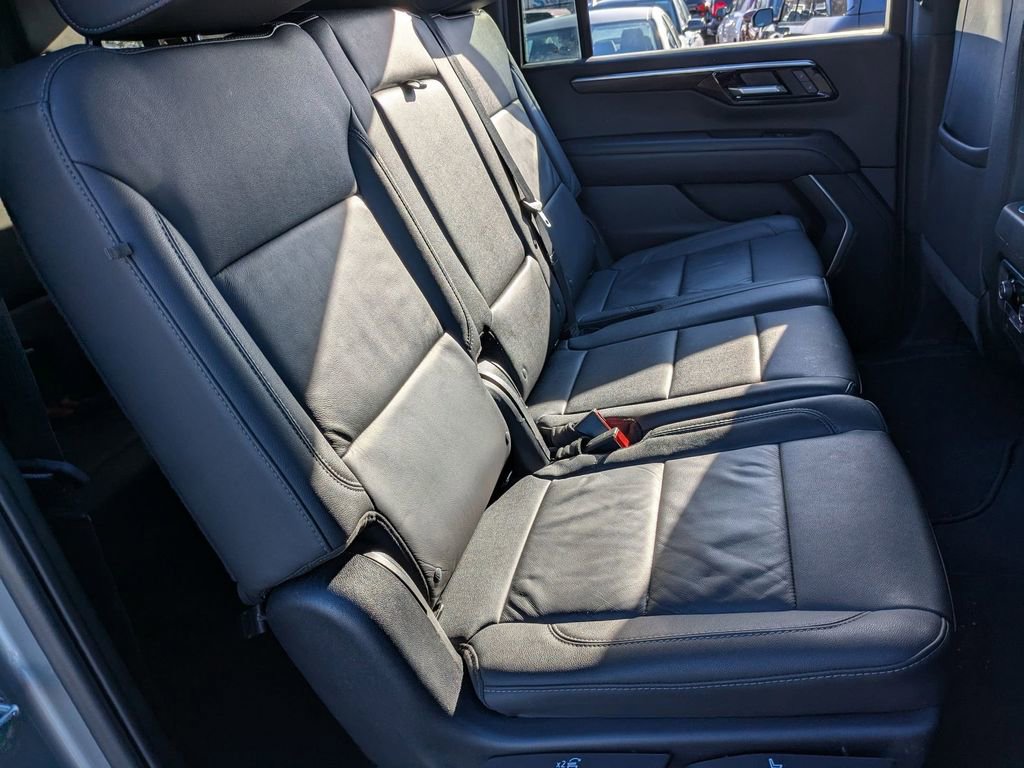 Used 2025 Chevrolet Suburban Z71 image 38