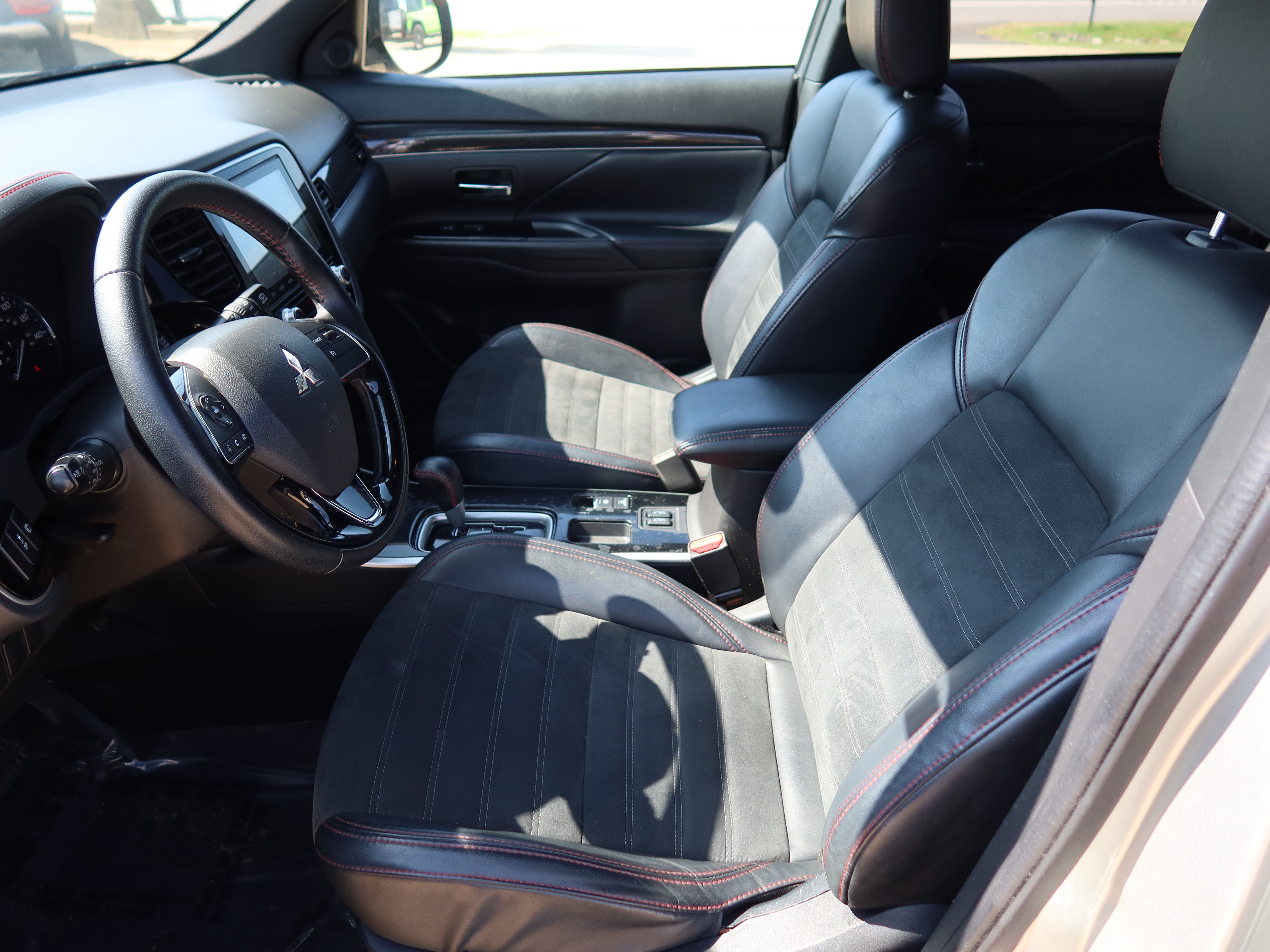 Used 2020 Mitsubishi Outlander LE FWD image 19