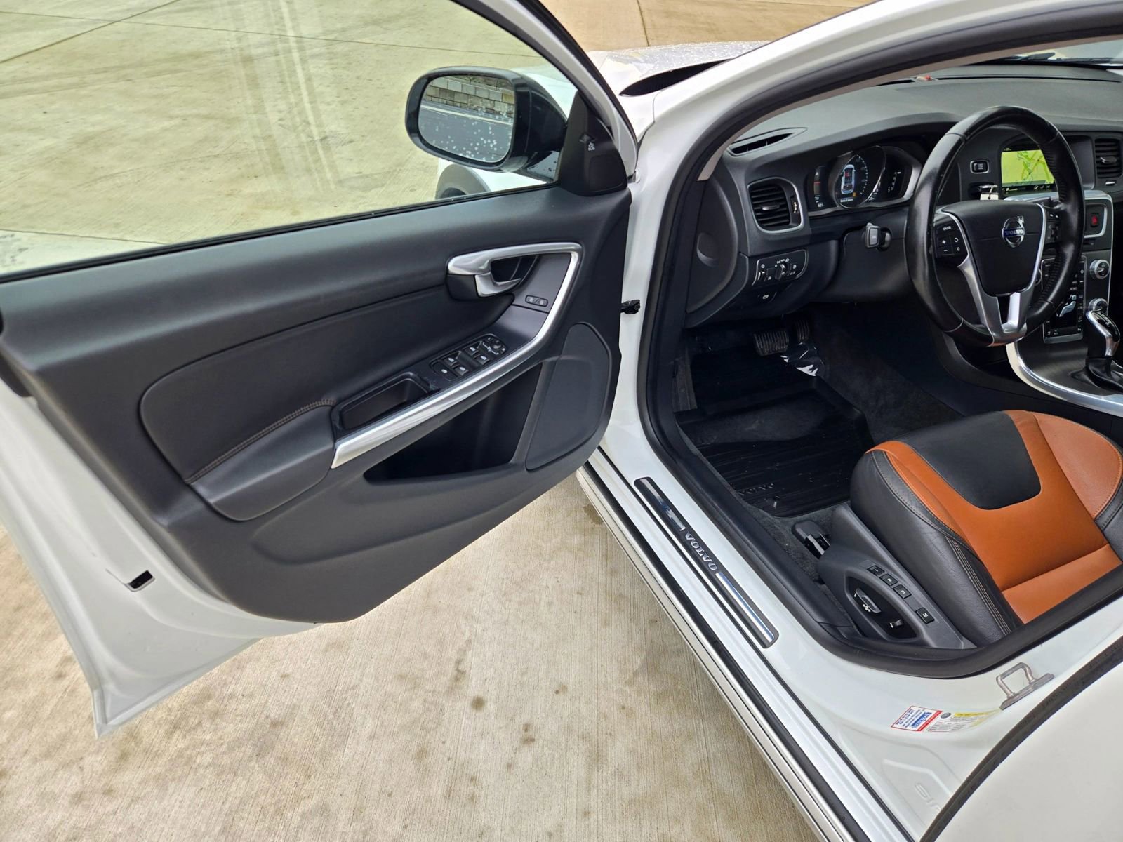 Used 2016 Volvo V60 T5 Cross Country w/ Convenience Package image 10