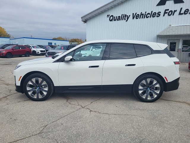 Used 2024 BMW iX xDrive50 w/ Premium Package AWD/4WD image 32