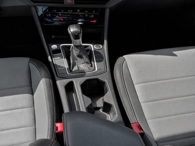 Used 2025 Volkswagen Jetta SE FWD image 17