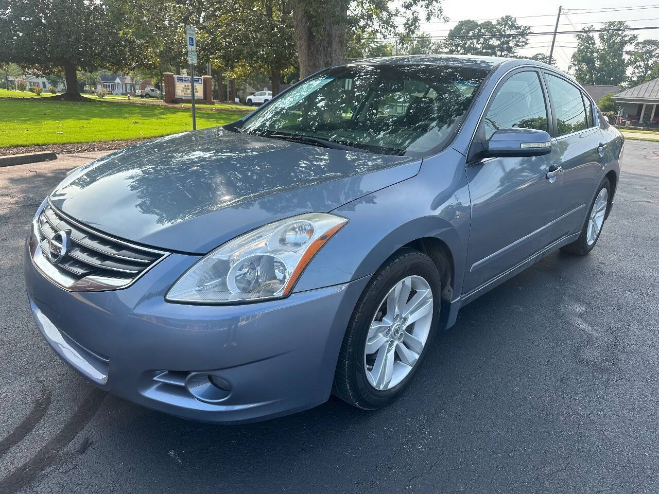 Used 2012 Nissan Altima 3.5 SR w/ Sport Pkg FWD image 2