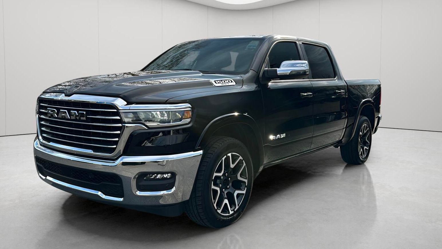 Used 2025 RAM 1500 Laramie AWD/4WD image 11