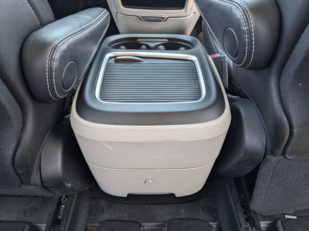 Used 2024 Chrysler Pacifica Touring-L image 28