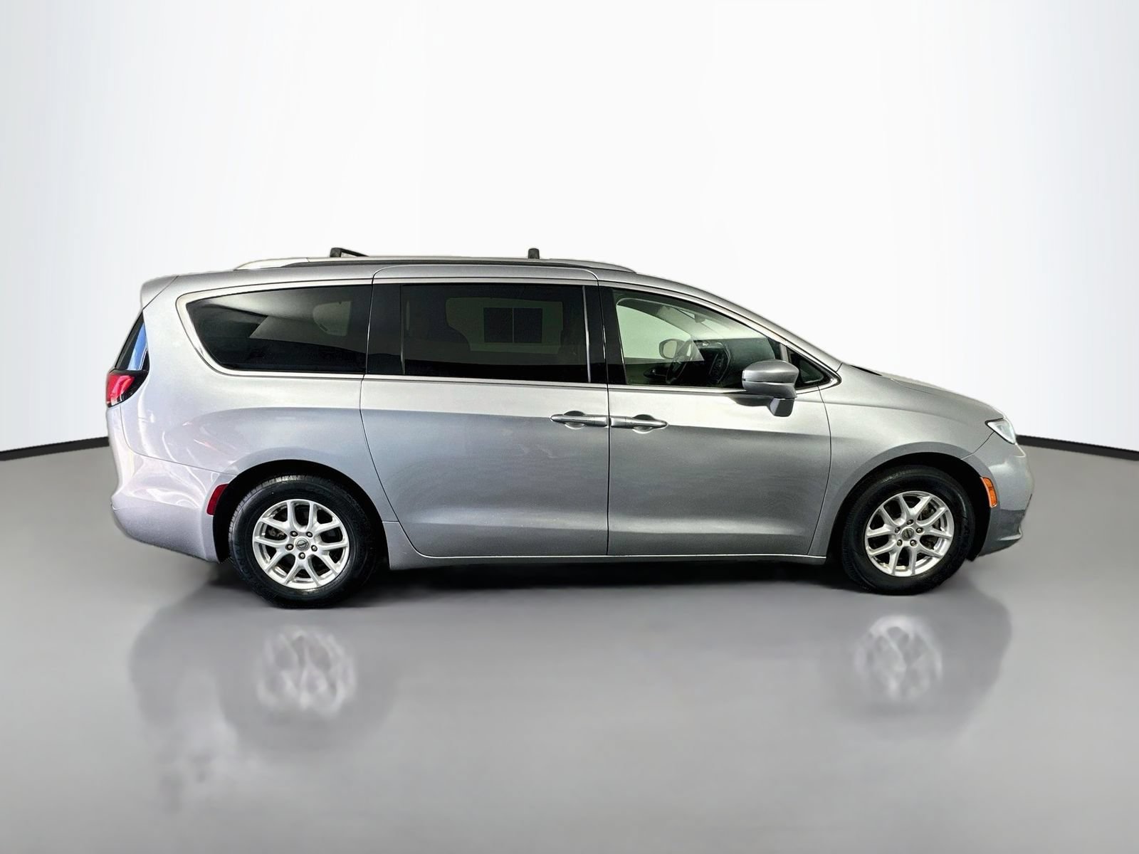 Used 2021 Chrysler Pacifica Touring-L FWD image 8