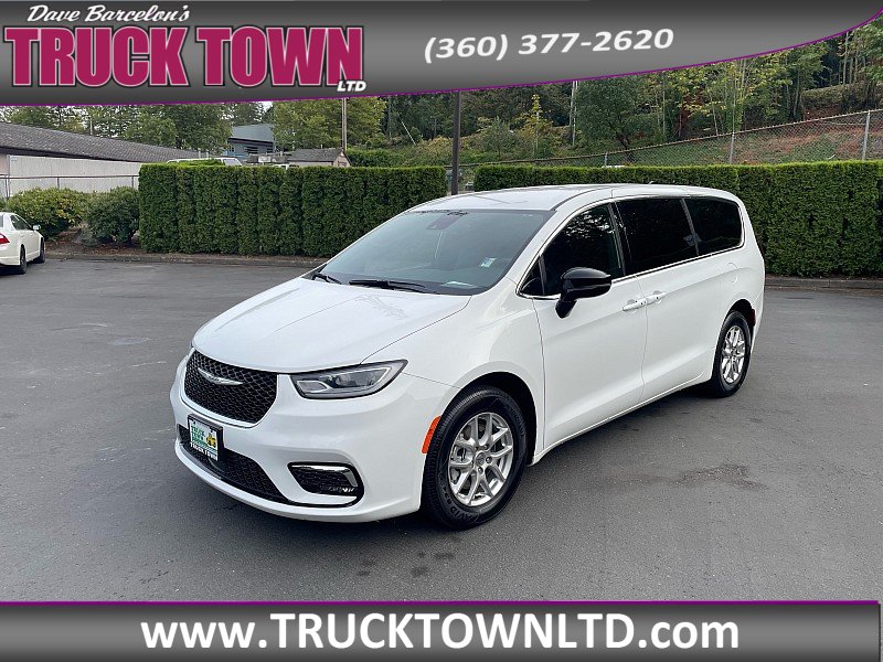 Used 2025 Chrysler Pacifica Select