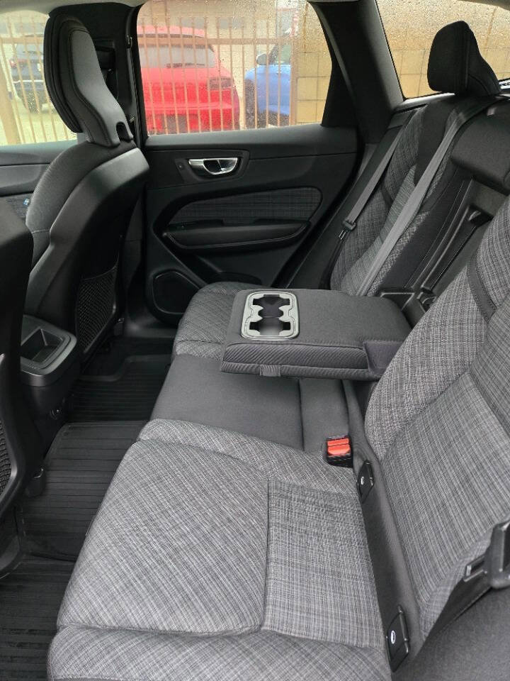 Used 2023 Volvo XC60 B5 Core image 28