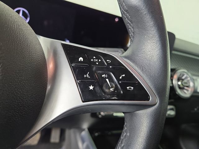 Used 2025 Mercedes-Benz GLB 250 4MATIC image 23