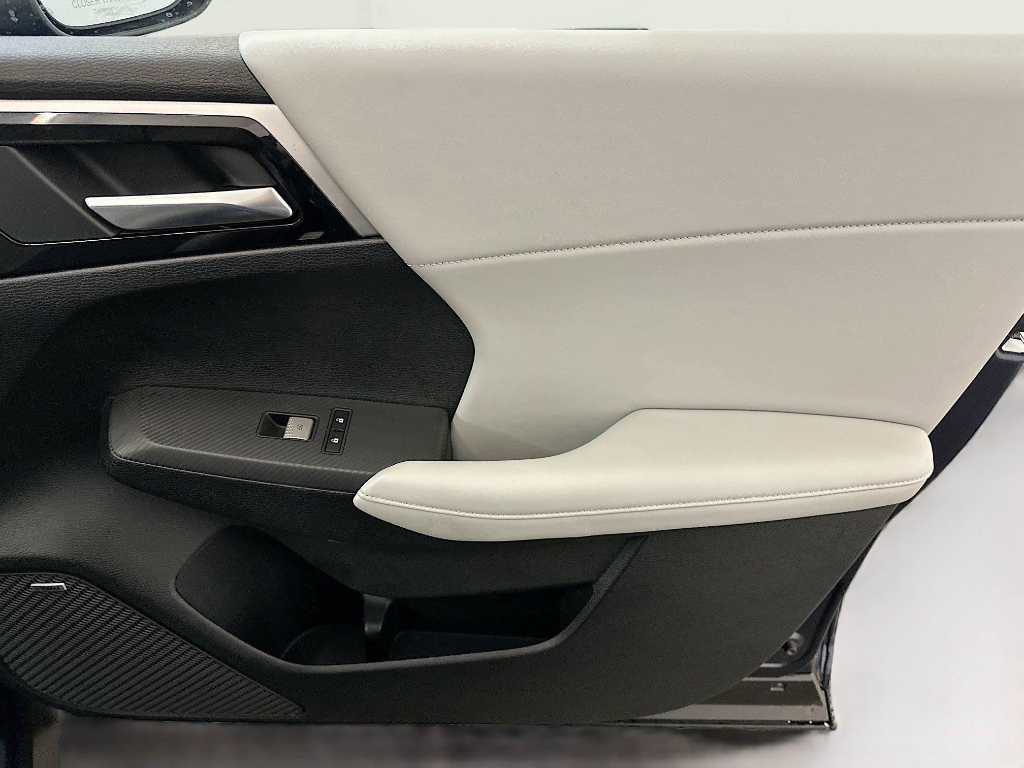 Used 2025 Mitsubishi Outlander SE image 34