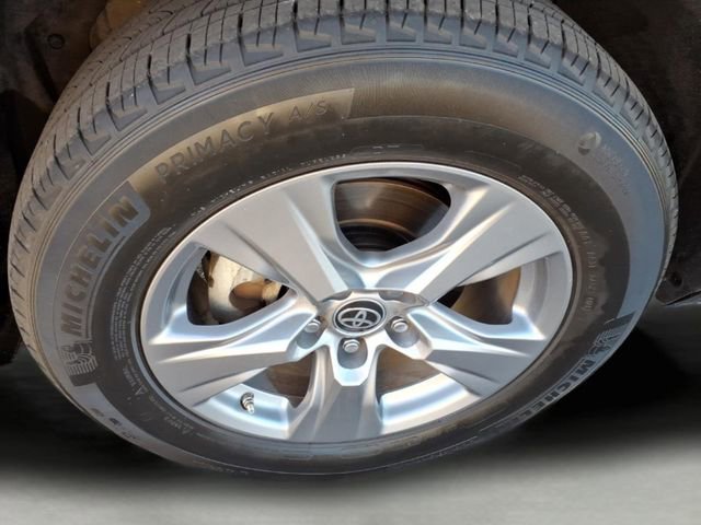 Used 2022 Toyota RAV4 LE AWD/4WD image 8