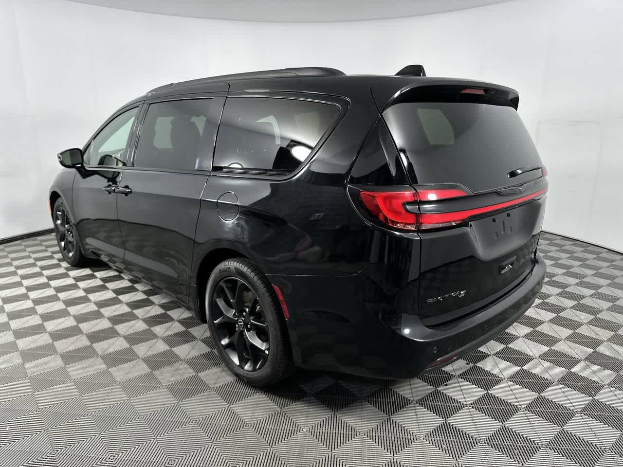 Used 2025 Chrysler Pacifica Limited FWD image 16