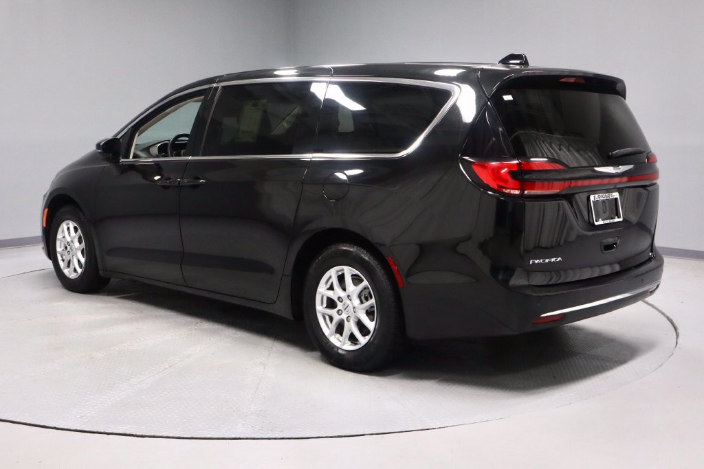 Used 2023 Chrysler Pacifica Touring-L FWD image 8