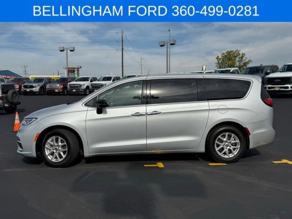 Used 2024 Chrysler Pacifica Touring-L image 10