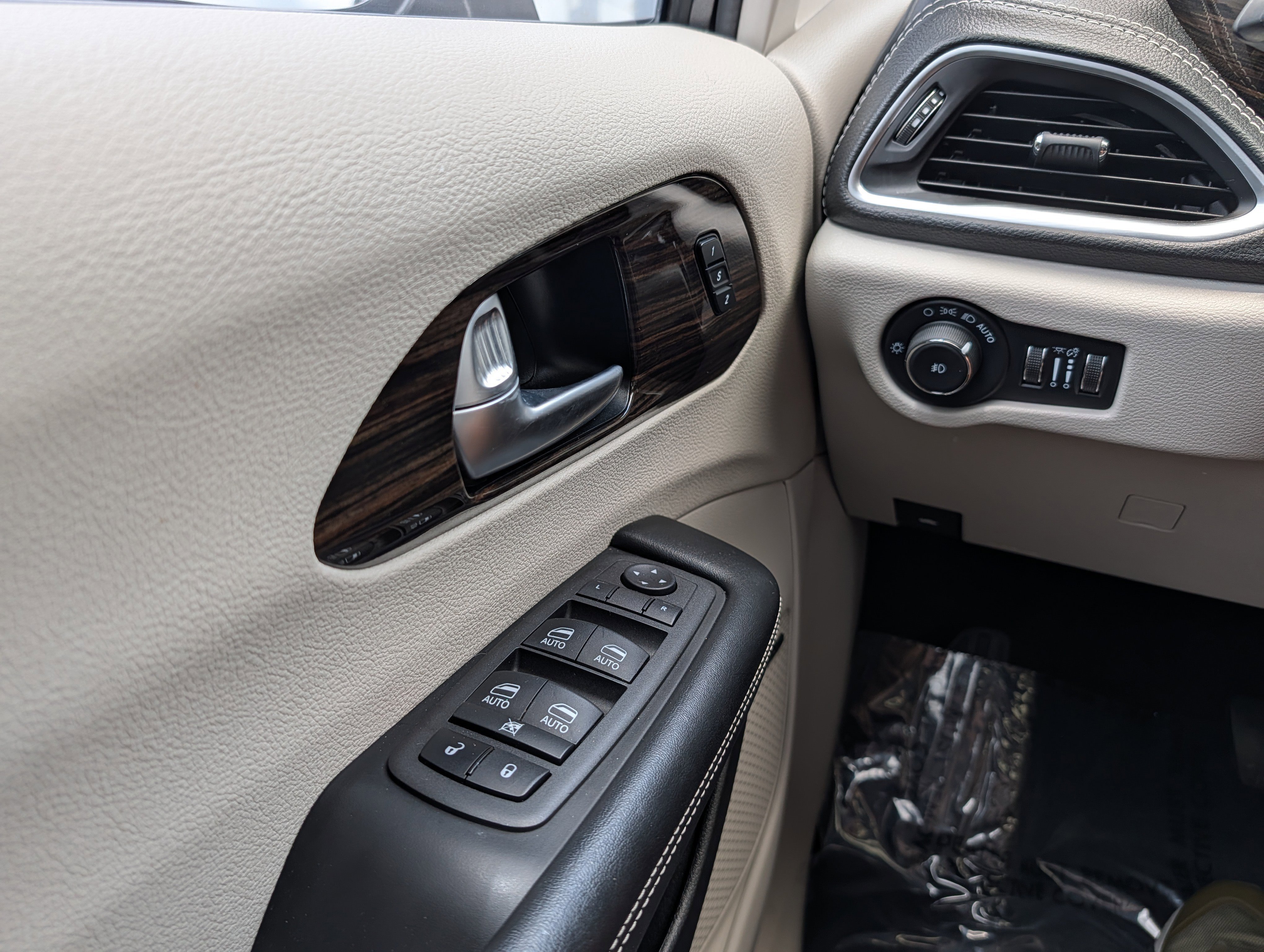 Used 2022 Chrysler Pacifica Limited FWD image 26