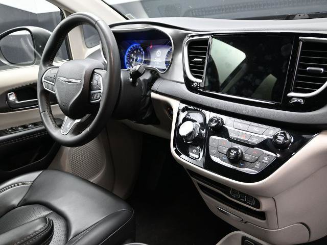 Used 2023 Chrysler Pacifica Touring-L image 10