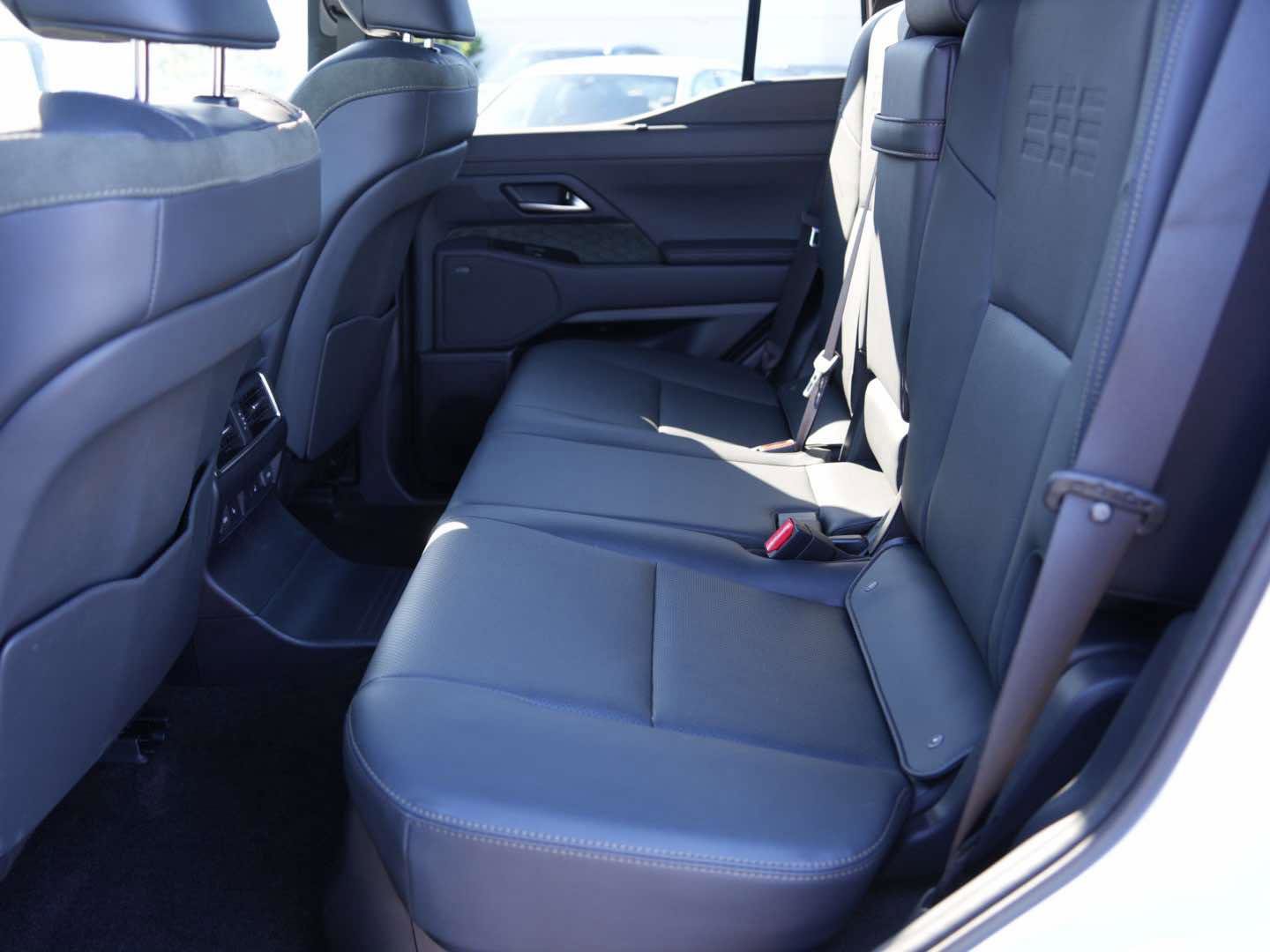 Used 2025 Lexus GX 550 w/ Accessory Package (CT) image 16