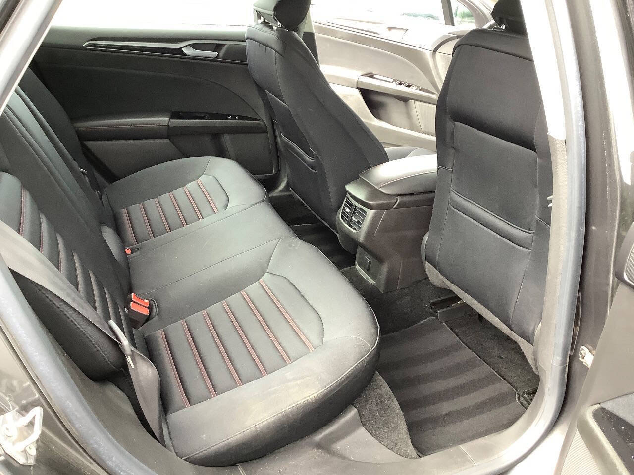 Used 2016 Ford Fusion SE FWD image 28