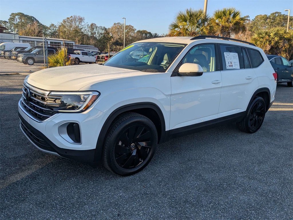 Used 2025 Volkswagen Atlas SE w/ Black Wheel Package image 8