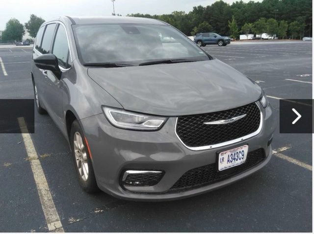 Used 2025 Chrysler Pacifica Select FWD image 9