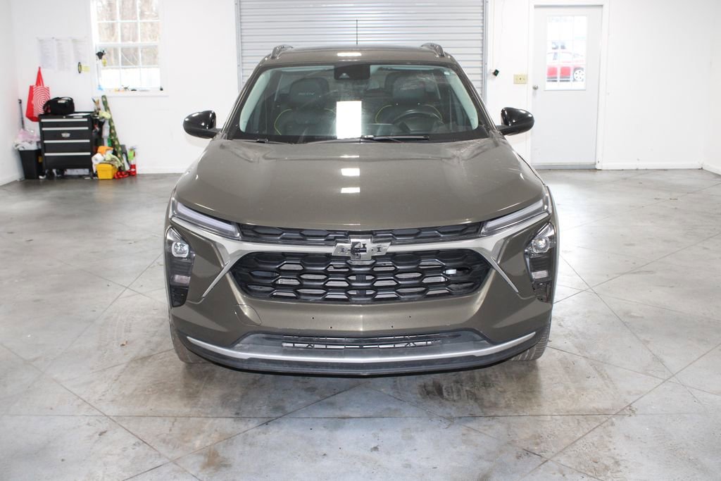 Used 2024 Chevrolet Trax ACTIV w/ Sunroof Package image 3