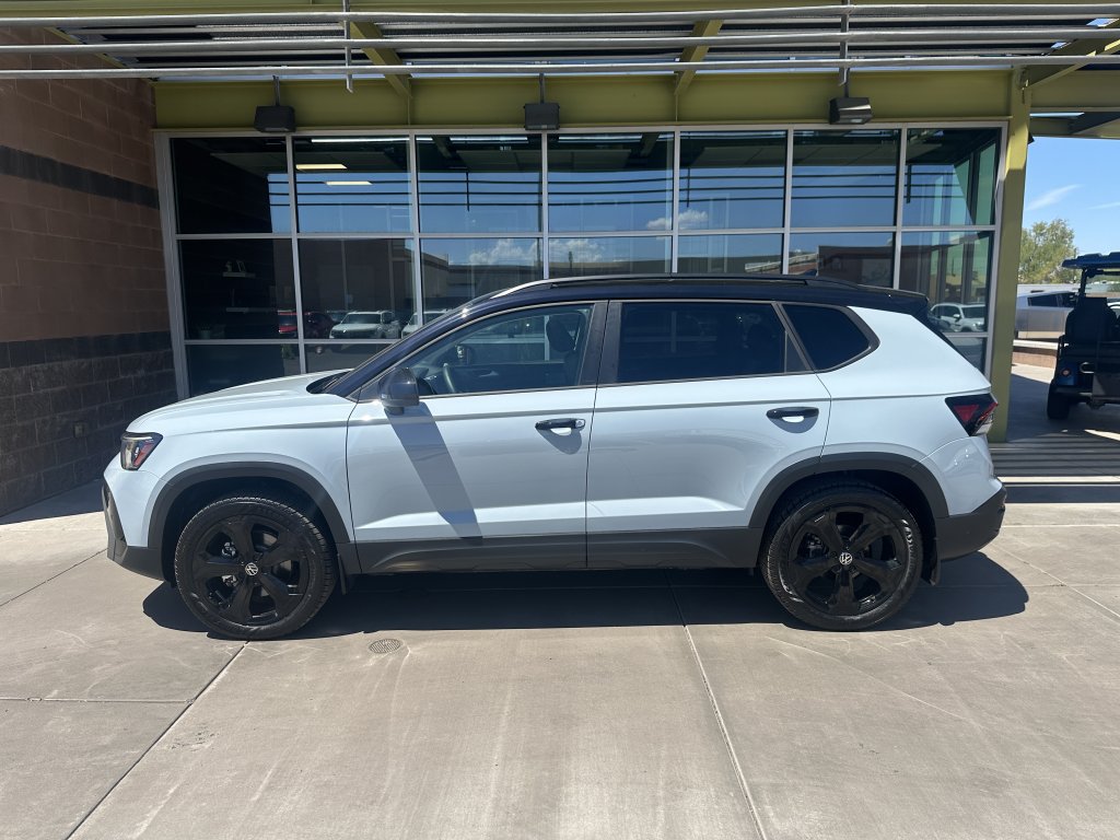Used 2025 Volkswagen Taos SE AWD/4WD image 6