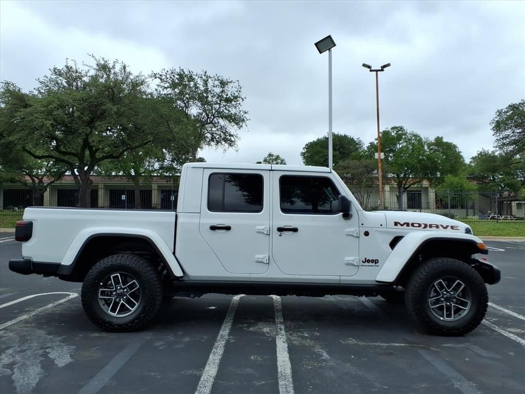 Used 2025 Jeep Gladiator Mojave w/ Convenience Group AWD/4WD image 4