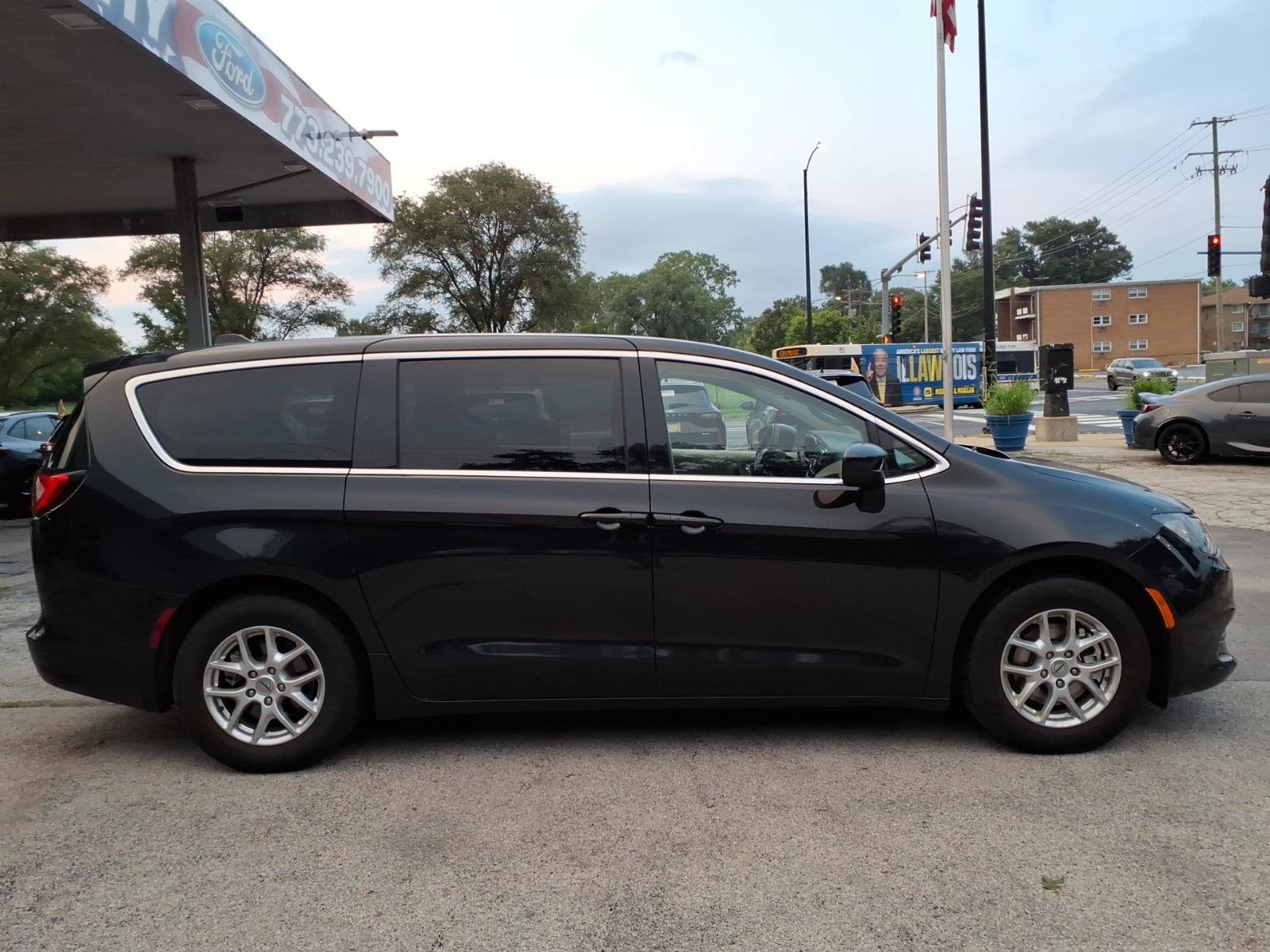 Used 2023 Chrysler Voyager LX FWD image 2