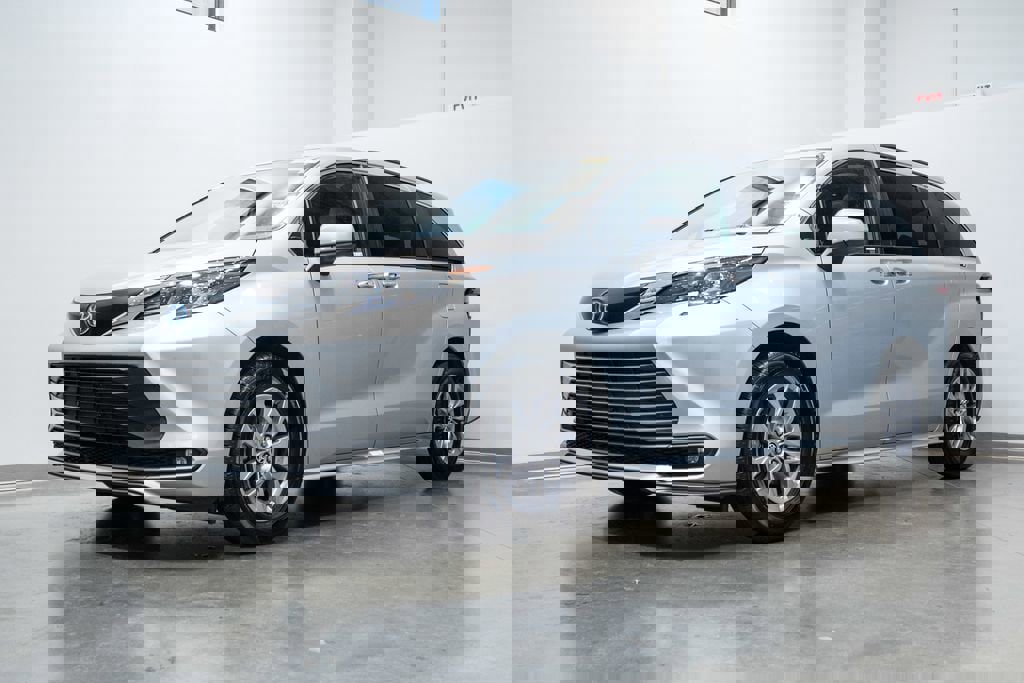 Used 2025 Toyota Sienna XLE AWD/4WD image 3