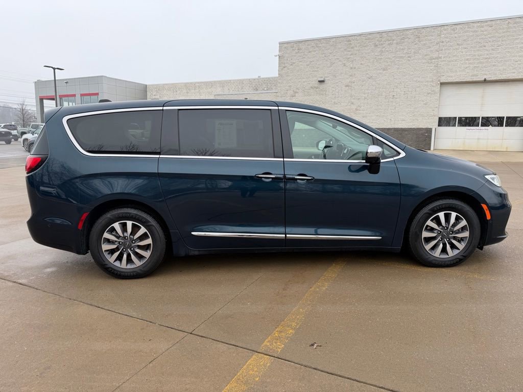 Used 2023 Chrysler Pacifica Limited image 6