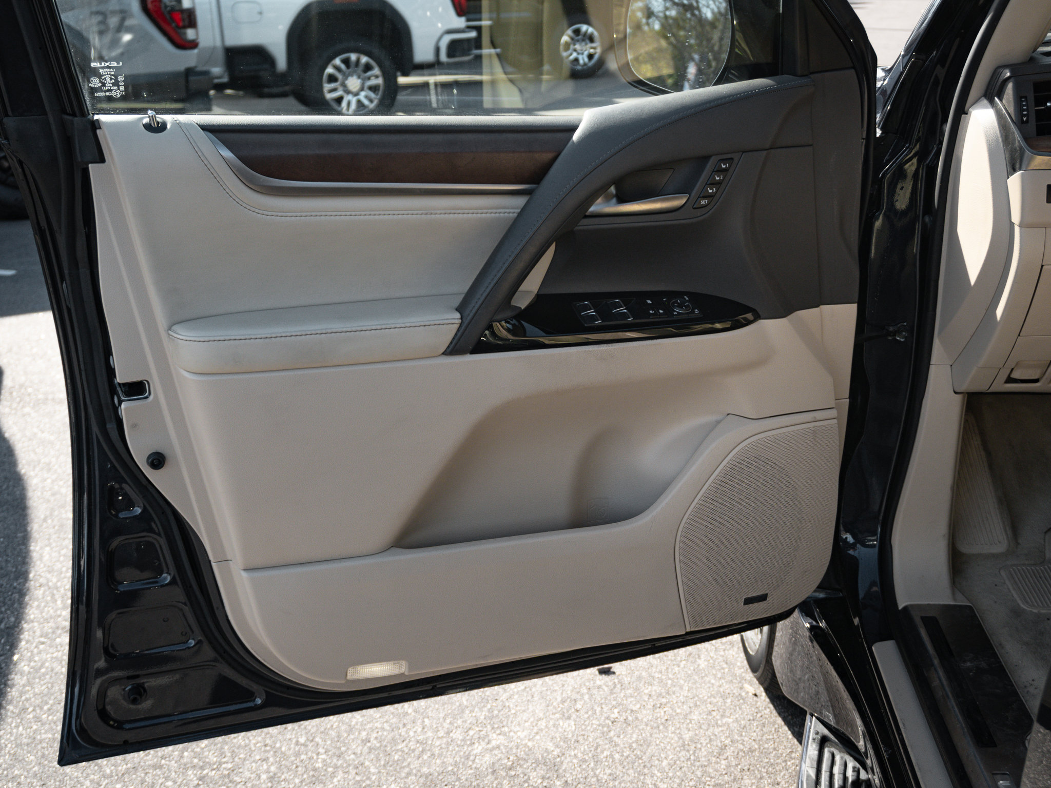 Used 2018 Lexus LX 570 4WD w/ Luxury Package image 14