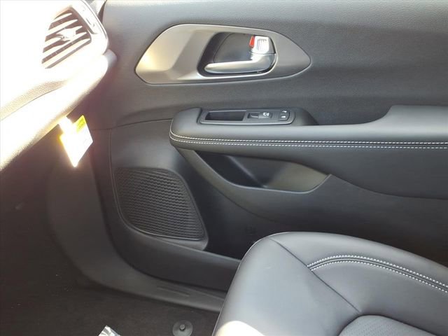 New 2026 Chrysler Pacifica Select image 17