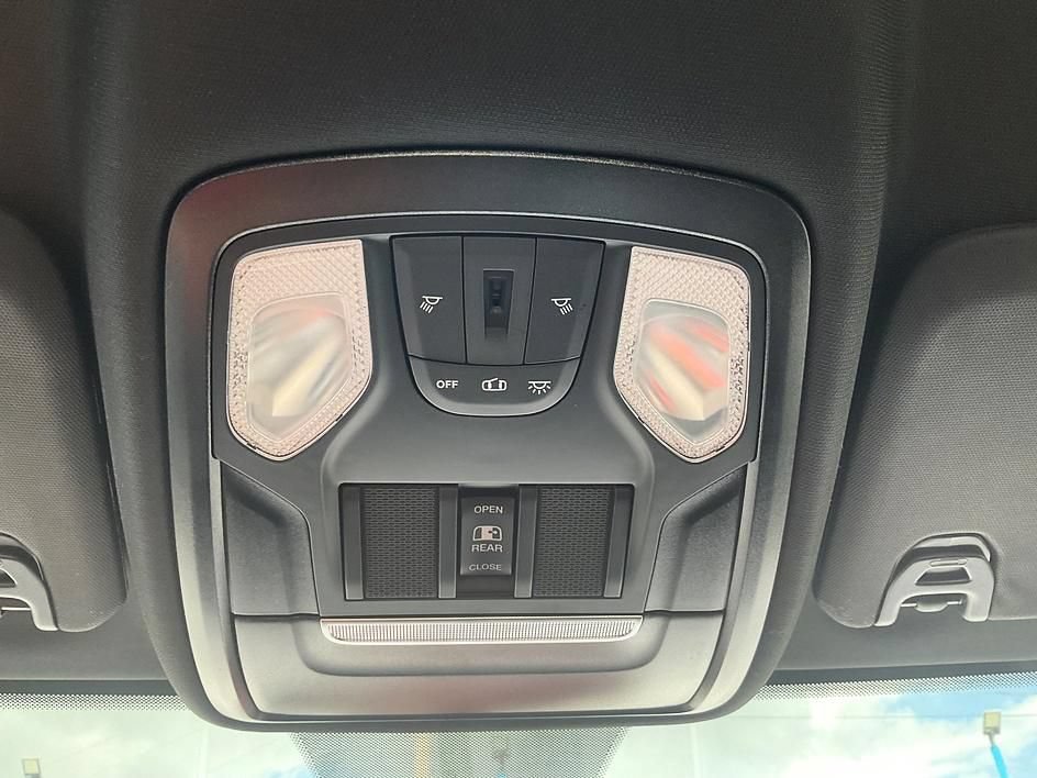 Used 2024 RAM 3500 Tradesman w/ Chrome Appearance Group AWD/4WD image 24