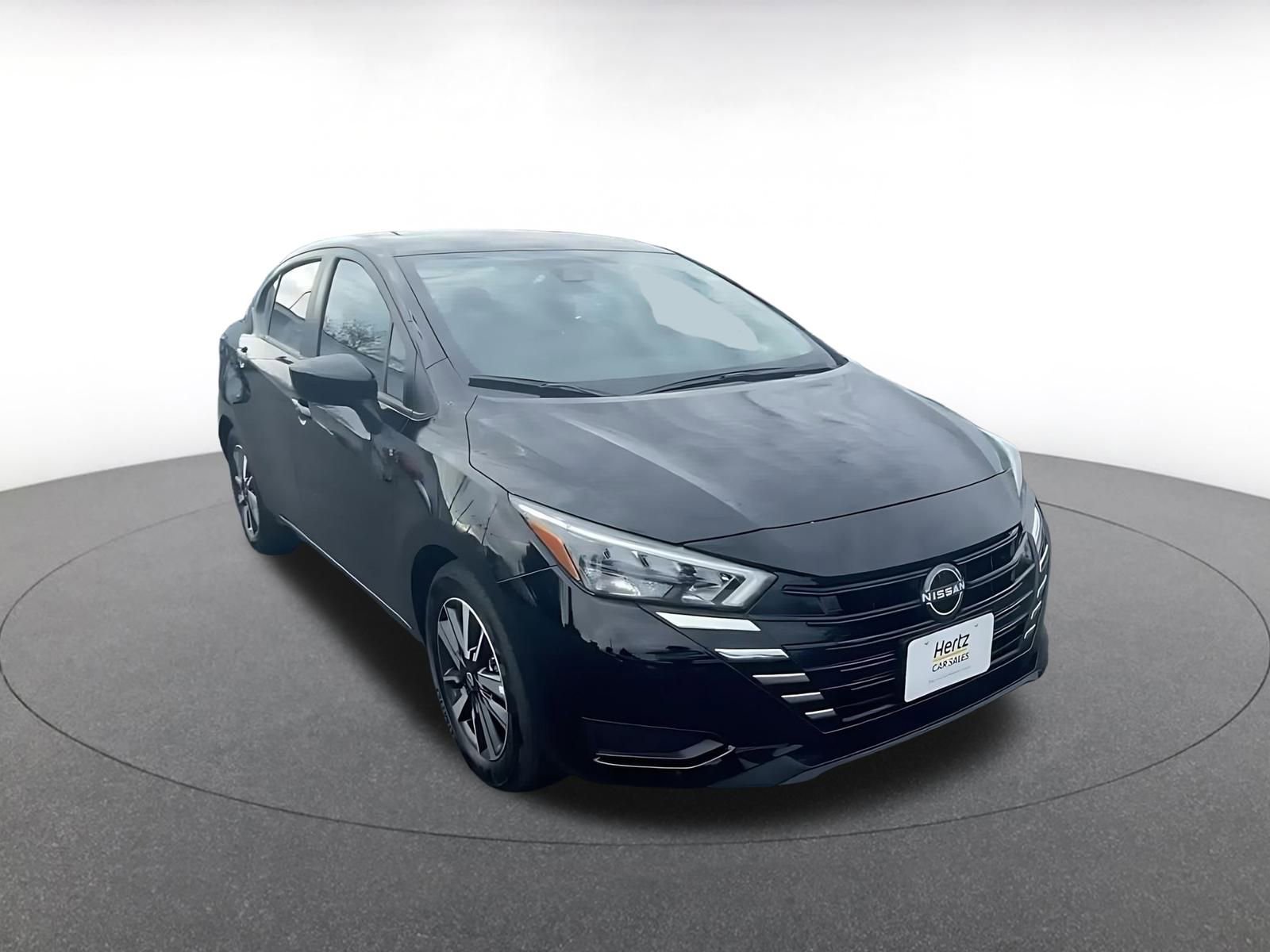 Used 2025 Nissan Versa SV image 3