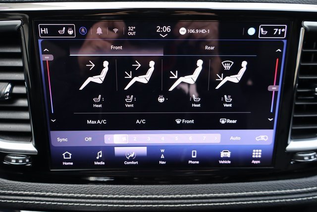 Used 2025 Chrysler Pacifica Limited image 8