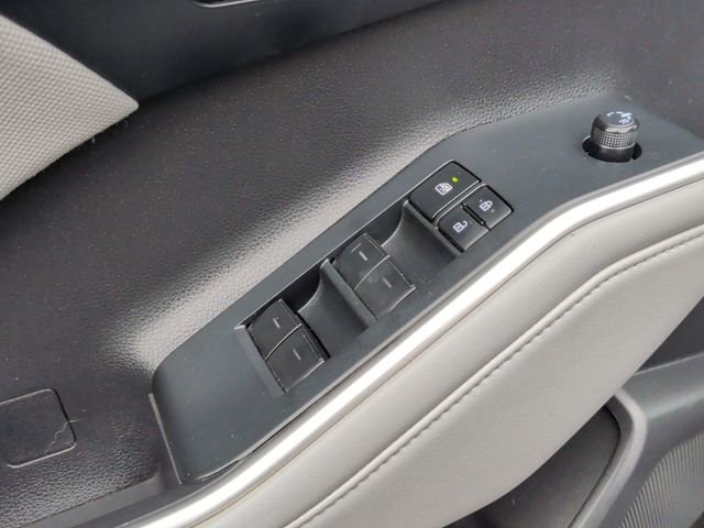 Used 2022 Toyota Highlander LE AWD/4WD image 13