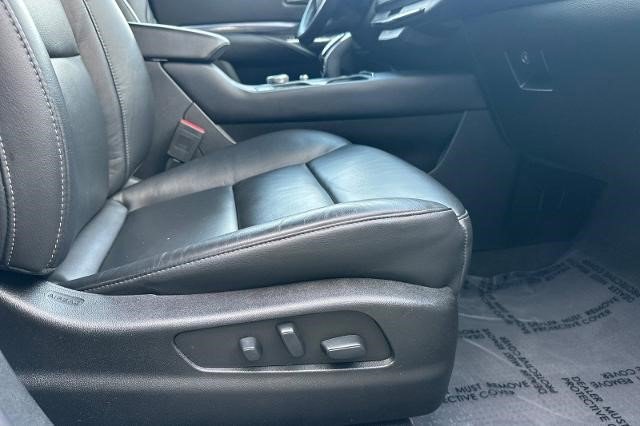 Certified 2023 Cadillac XT4 Luxury w/ Cold Weather Package image 18