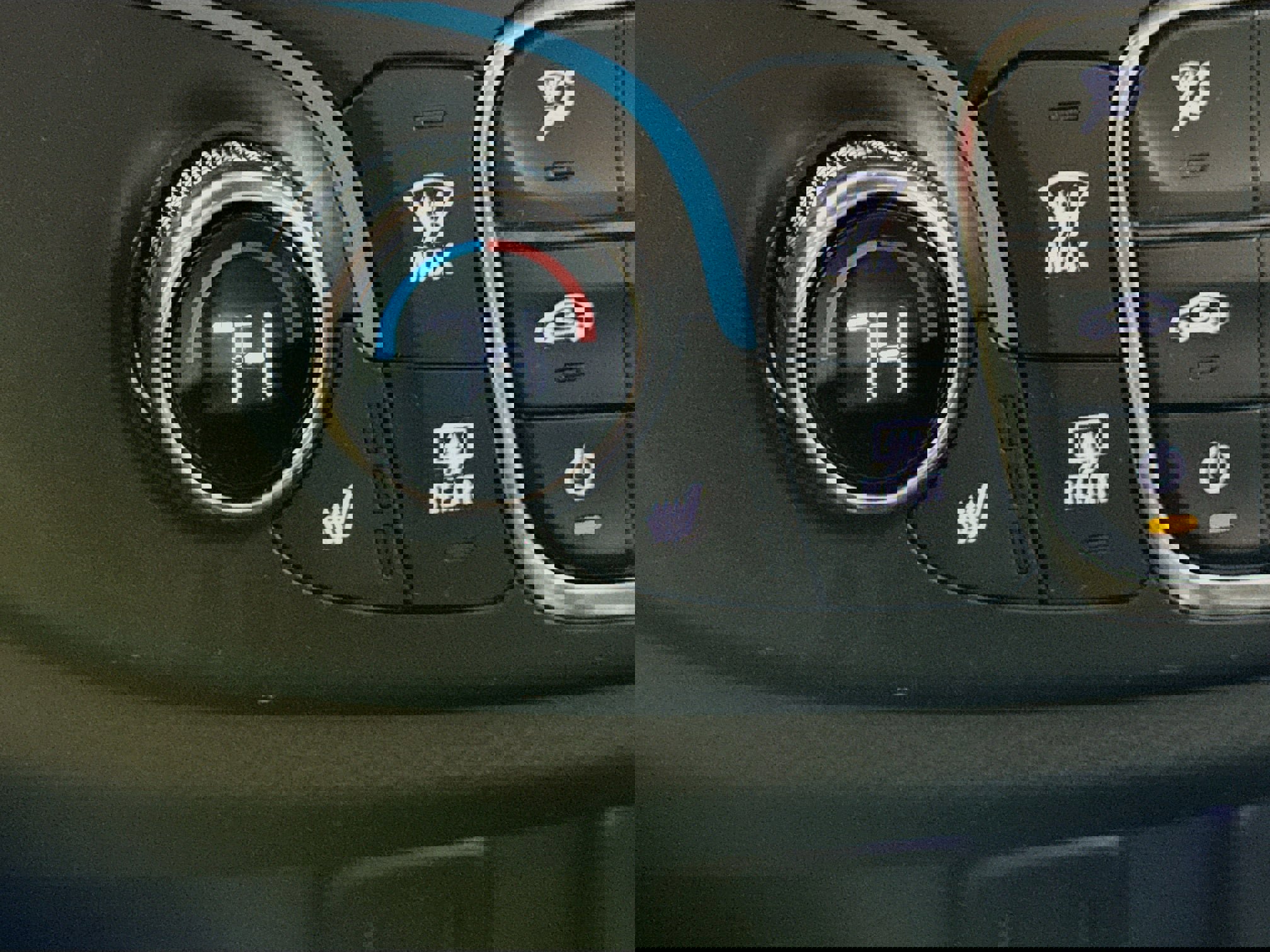 Used 2023 Chevrolet Traverse LT image 2