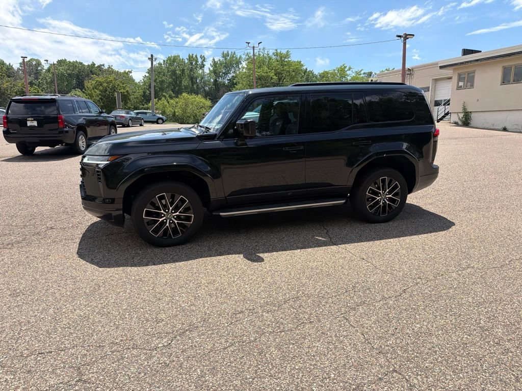 Used 2025 Lexus GX 550 w/ Accessory Package (2T) AWD/4WD image 4