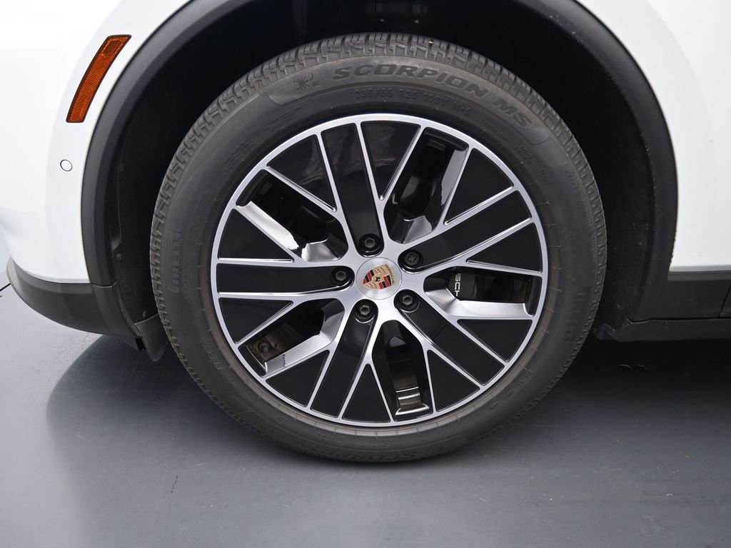 Certified 2025 Porsche Macan Electric image 9