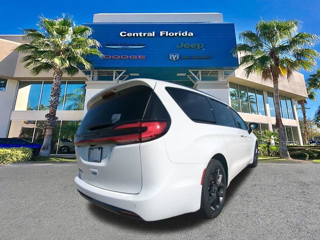 New 2026 Chrysler Pacifica Select w/ S Appearance Package image 5