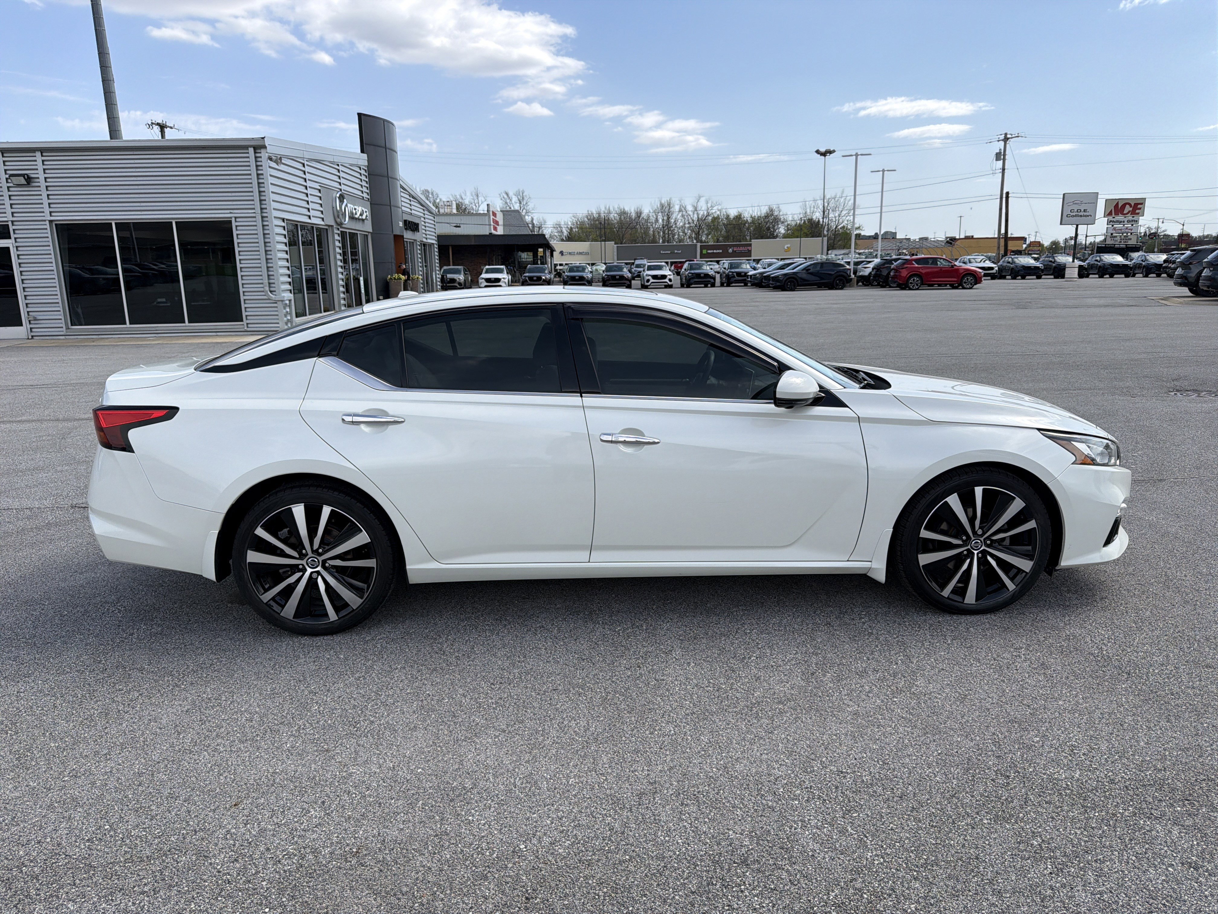 Used 2019 Nissan Altima 2.5 Platinum FWD image 2